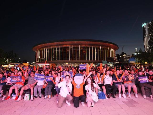 橙浪汇聚徐家汇 “万有引力”第二现场燃动CBA总决赛之夜